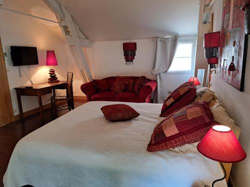 Chambre D'hôtes Château de Lussac - Tap to explore photos