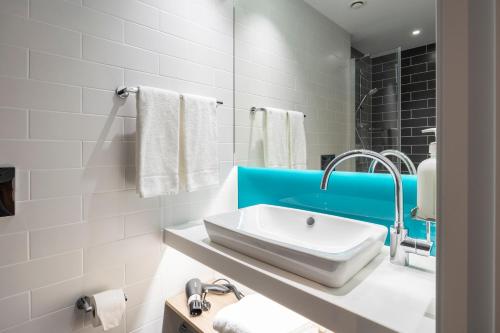 Holiday Inn Express Antwerp City Centre by IHG Room Type - Standard Queen Room - Free Breakfast