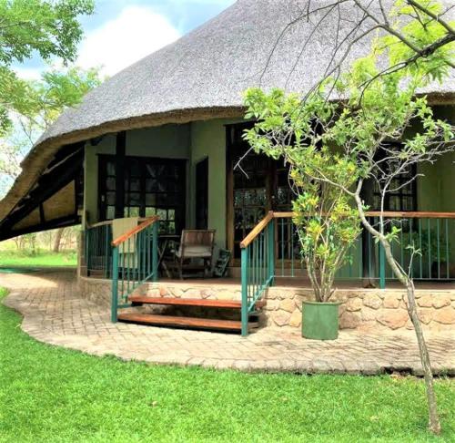 Double lodge on natural African bush - 2112