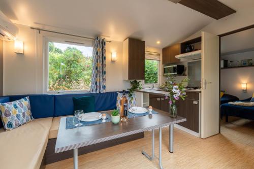 Le Mimosa, mobil-home climatisé au cœur du vignoble et à quelques mètres de la mer