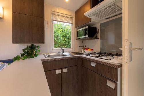 Le Mimosa, mobil-home climatisé au cœur du vignoble et à quelques mètres de la mer - 주방