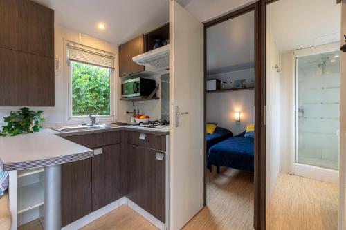 Le Mimosa, mobil-home climatisé au cœur du vignoble et à quelques mètres de la mer - 주방