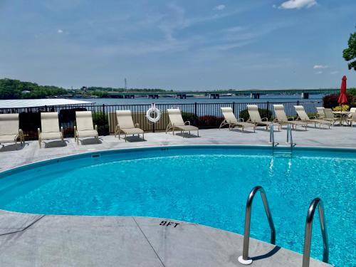 . Beautiful Lakefront 3br Private Condo