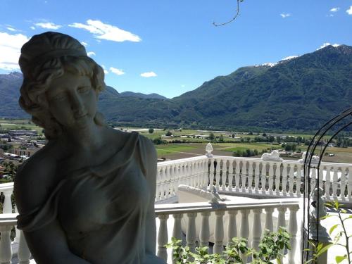 Romantic holiday home with a fantastic view of Lake Maggiore and the pool in Locarno