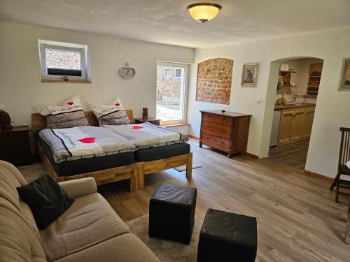 2 twin beds, 1 sofa bed