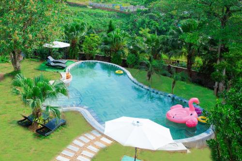 Swimming pool, White Villa in Huyen Luong Son