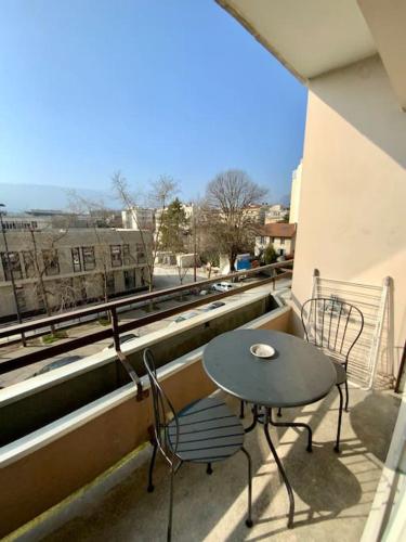 Proche tram A: 3 personnes, balcon, wifi gratuit - Location saisonnière - Grenoble