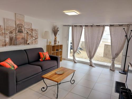 REZ DE JARDIN - 1 à 4 PERS - PROX CNPE BUGEY - VALLEE BLEU - VIA RHONA (MONTALIEU SEJOUR Rez de jardin Les jonquilles - 1 a 4 PERS - PROX CNPE BUGEY - VALLEE BLEU - VIA RHO) in Montalieu-Vercieu