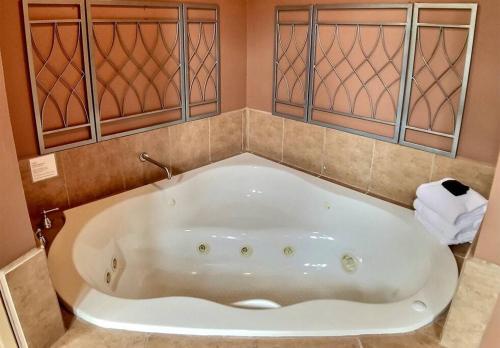 Abbey Chateau Treehouse #10 / Oak Crest cottages and treehouses in Eureka Springs, USA
