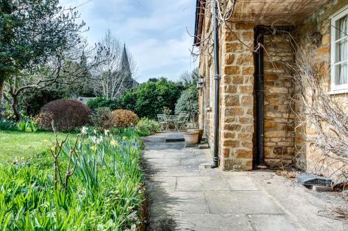 Buitenkant, Church End Cottage in Salford