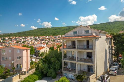  Apartments Lonzor in Selce