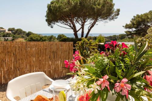 Le Photinia, mobil-home climatisé avec vue mer situé au cœur du domaine - 숙소 외관