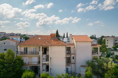  Apartments Lonzor in Selce