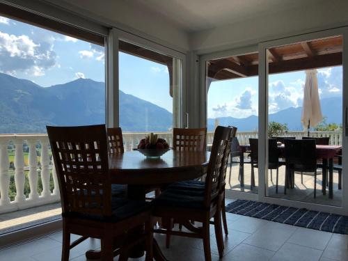 Romantic holiday home with a fantastic view of Lake Maggiore and the pool in Locarno