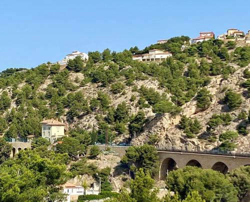 La Casa Calanquaise - Mer à 250m accessible à pied - T2 Spacieux indépendant - Terrasse Ombragée