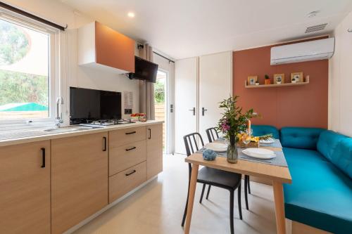 Le Palmier, mobil-home sans vis-à-vis idéalement situé entre mer et vignes - 주방