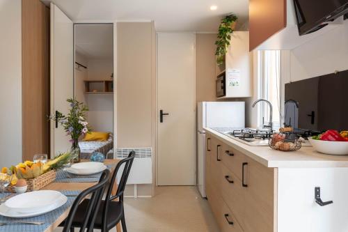 Le Palmier, mobil-home sans vis-à-vis idéalement situé entre mer et vignes - 주방