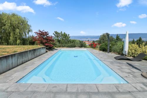 Magnifique villa avec piscine et vue sur le lac