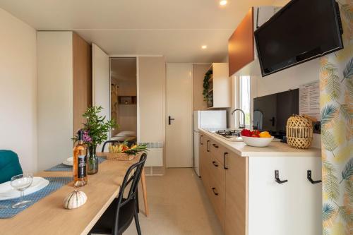 Le Cycas, mobil-home neuf avec sa vue dégagée sur les vignes et la mer - 주방