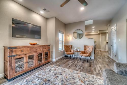 New! Sunrise Mesa-balcony Views, Fenced Yard