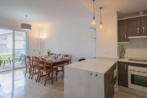 Lovely groundfloor apt with garden access Manilva - Tap to explore photos