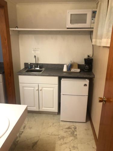 Executive Motel - image 10