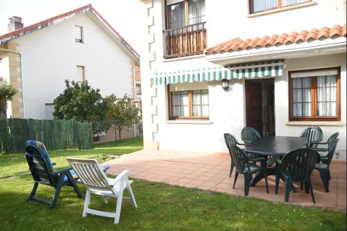 Chalet en urbanización con piscina - Argoños