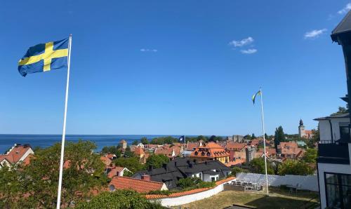 Trerummare med panoramautsikt och balkong i Visby innerstad