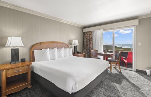 Surf & Sand Lodge Room Type - King Room with Ocean View