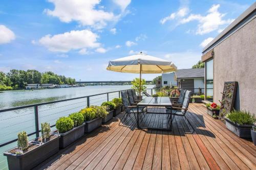 THE ROOT your charming floating home