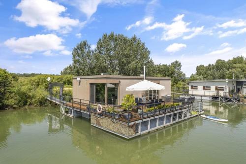THE ROOT your charming floating home