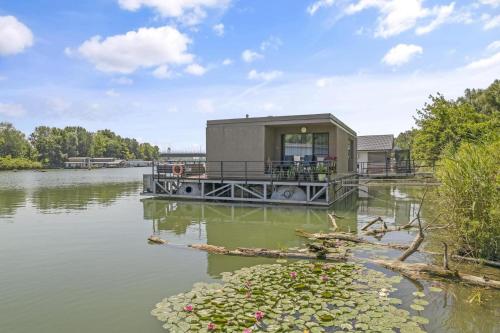 THE ROOT your charming floating home