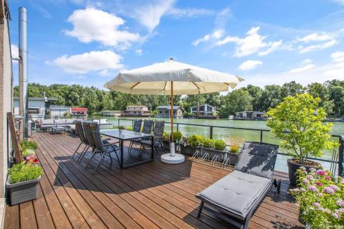 THE ROOT your charming floating home