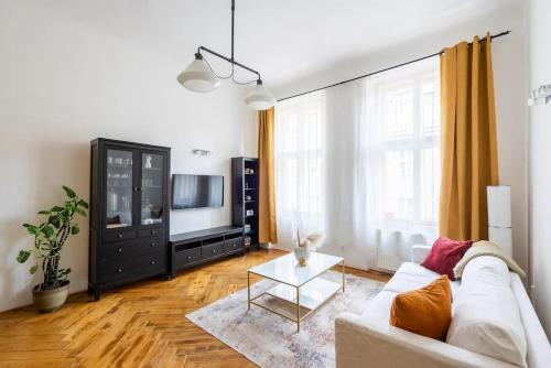 Spacious apartment with balcony at Wenceslas Sq, Прага (фото 6)