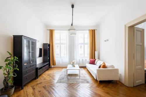 Spacious apartment with balcony at Wenceslas Sq, Прага (фото 7)