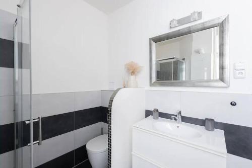 Spacious apartment with balcony at Wenceslas Sq - image 2