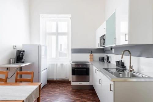 Spacious apartment with balcony at Wenceslas Sq, Прага (фото 10)