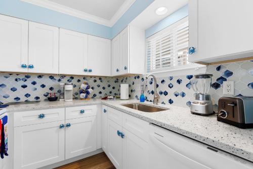 Tiki Blue Crab Cabana Beach Condo in Paradise in Clearwater Beach, USA