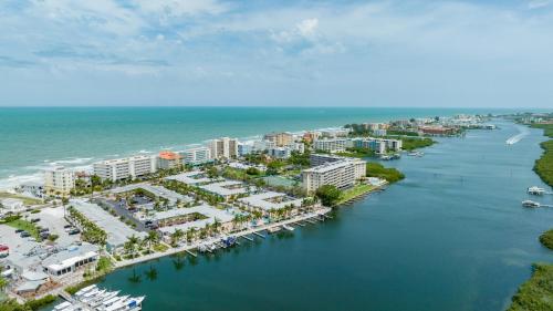 Tiki Blue Crab Cabana Beach Condo in Paradise in Clearwater Beach, USA