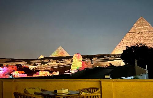 The Gate Hotel Front Pyramids & Sphinx View