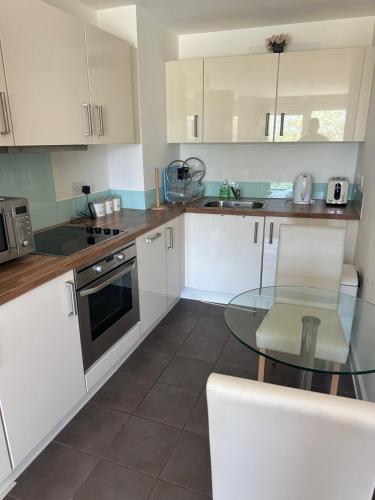 Gunwharf Quays Harbour Apartments - image 10