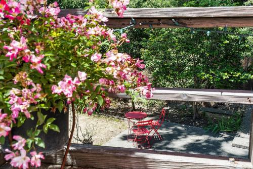 Cinnamon Bear Creekside Inn - image 12
