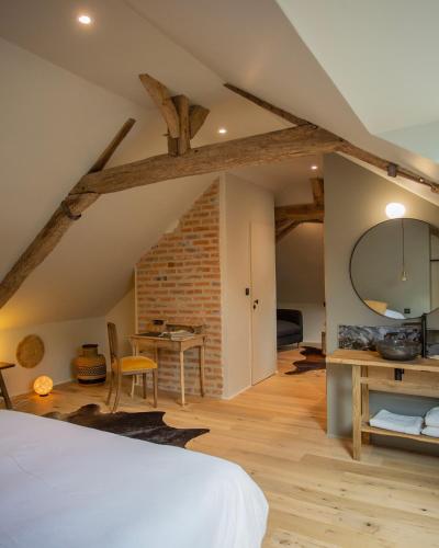 1 queen bed, 2 sofa beds