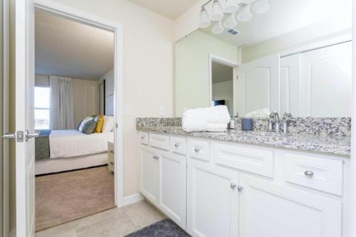 Modern TownHome 5 Beds 3 Kings Room Private Pool in Davenport, USA