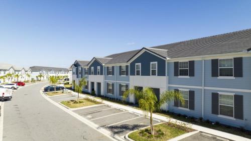 Modern TownHome 5 Beds 3 Kings Room Private Pool in Davenport, USA