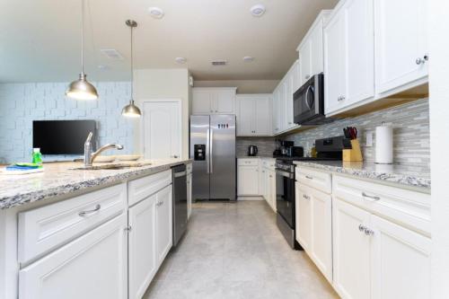 Modern TownHome 5 Beds 3 Kings Room Private Pool in Davenport, USA