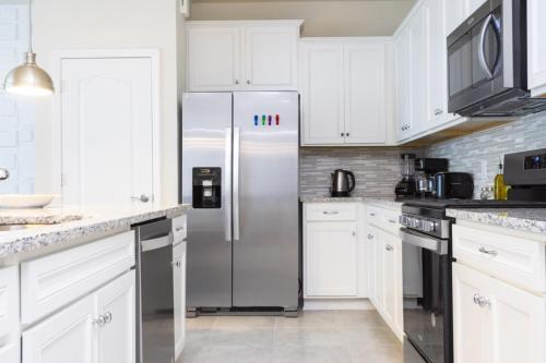 Modern TownHome 5 Beds 3 Kings Room Private Pool in Davenport, USA