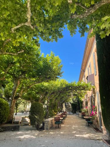 Le Domaine des Grès Luberon - Hôtel - Restaurant Sous les Platanes - Restaurant 901 côté piscine – Lagnes