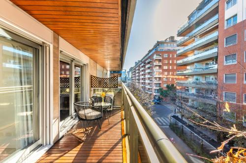 شرفة/ تراس, Family Apartment with Puente de la Mujer View in Puerto Madero in Puerto Madero
