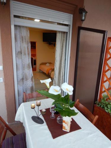 Studio with Balcony and Sea View image 1